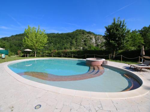 Peldbaseins, Country House Getaway in Apecchio in Apecchio