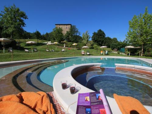 Peldbaseins, Country House Getaway in Apecchio in Apecchio