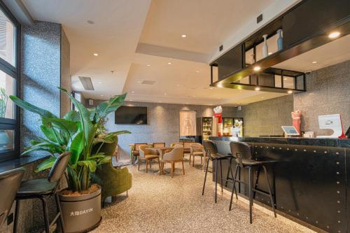 Dayin Hotel -Shanghai Hongqiao Beixinjing Metro Station Branch -Large Social Area -Bar -Café -Gym -Free Laundry Luggage Storage -24H Front Desk-English Service, Shanghai (photo 6)
