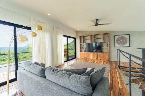 Jagatud salong / TV-ala, Villa with Stunning Isla Tortuga Ocean View, Near Curu Park & Ferry in Blue Zone in Paquera