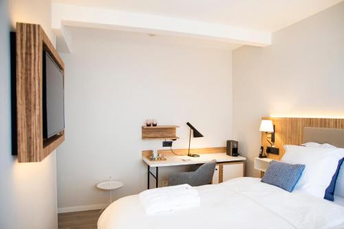 Deluxe Double Room image 7