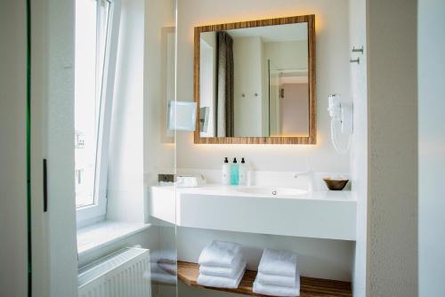 Deluxe Double or Twin Room image 8