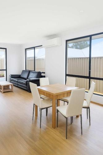 Byford Beauty Spacious Home with Large Bathrooms in each main room - Your Perfect Retreat