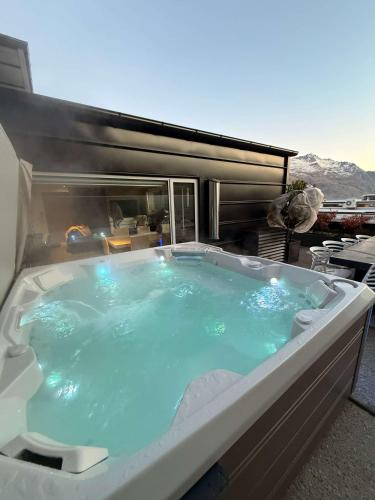 Peak Views Penthouse-Walk To Town-Free Parking-BBQ - image 12