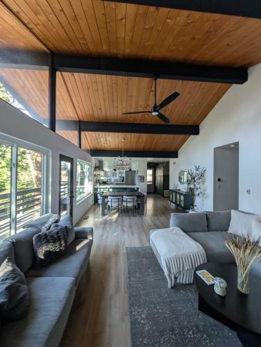 Fam & Pet Friendly Chalet w AC & BBQ - Top Rated