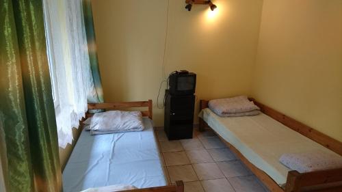 3 twin beds