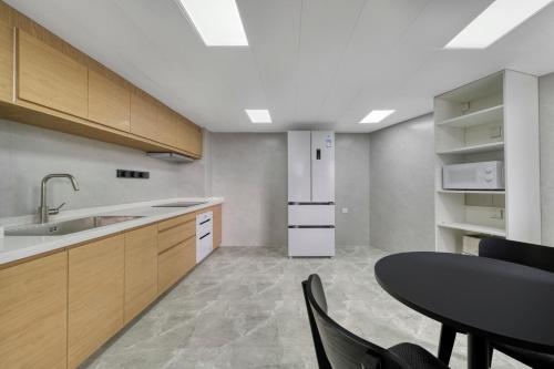 Kitchen, Wander Lodge Youth Hostel 漫途青年旅社 in Chengdu