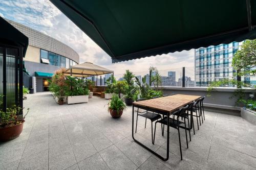 Balcony/terrace, Wander Lodge Youth Hostel 漫途青年旅社 in Chengdu