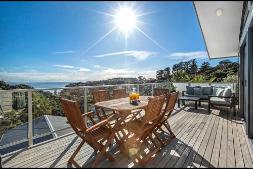 Palm Breeze Seaview 95m Apartment -privately owned & managed- Waiheke Island Resort in Waiheke Island