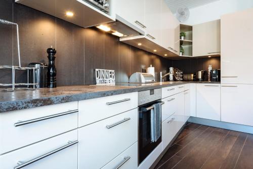 NYON - SUPERB flat by the lake in นียง