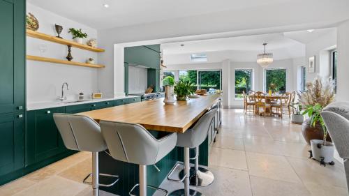 Seadmed, Leafield House in Little Witcombe