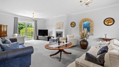 Seadmed, Leafield House in Little Witcombe