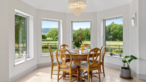Seadmed, Leafield House in Little Witcombe