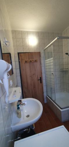 Zimmer 3 von 3 mit Gemeinschaftsbad-Küche, 30min Köln Messe Bahnhof, 5min Leverkusen Bahnhof Zentrum (Zimmer 3 von 3 mit Gemeinschaftsbad-Kuche, 30min Koln Messe Bahnhof, 5min Leverkusen Bahnhof Zentrum) in Leverkusen