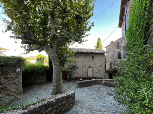 Maison provençale dans village médiéval (Maison provencale dans village medieval) in เลส อาค