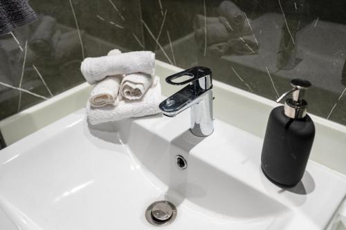 Amazing 2BR Tropical Escape with Private Pool at Samana GA, Dubaj (zdjęcie 4)