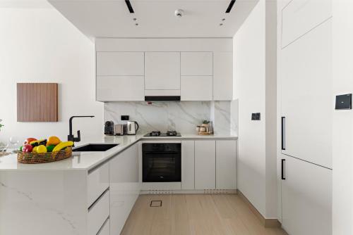 VayK - Brand New and Bright 1BR in JVC - image 6
