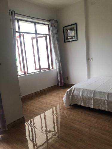 Nha nghi hao hao near Tran Thi Ly Bridge