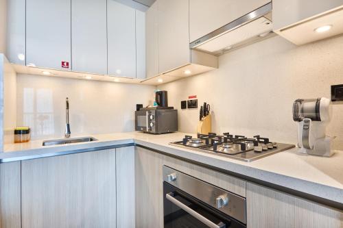 STAY BY LATINEM Luxury 1BR Plus Study Holiday Home CB 2808 Near Downtown, Dubái (foto 5)
