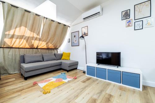 Koplietošanas atpūtas telpa ar TV, Modern Colorful Apartment Near Vranov Center in Cemerne