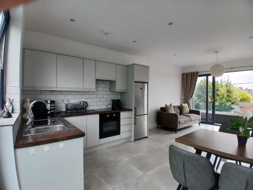 Newly Refurbed 2BD Wraparound Balcony 5km to City, Dublin (zdjęcie 6)