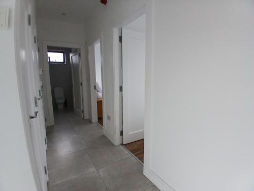 Newly Refurbed 2BD Wraparound Balcony 5km to City, Dublin (zdjęcie 8)