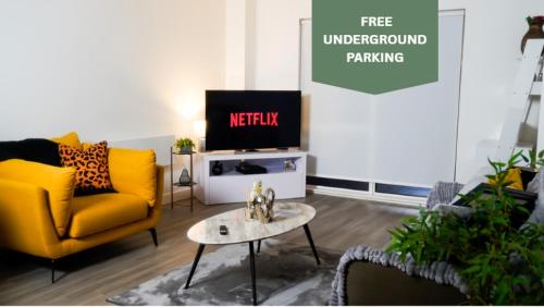 Manchester City Centre Apt, with Free Secured Parking & Balcony, Sleeps 4 - FREE 1 HOUR EARLY CHECK IN FOR 2 NIGHT STAYS ONLY UNTIL THE END OF MAY, Manchester