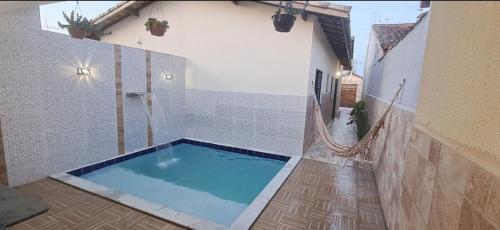 Casa com piscina e praia logo ali