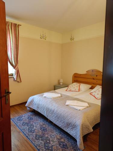 1 king bed, 1 sofa bed