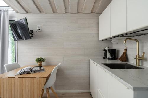 Koskisviitti 1 - Private & Cozy Lakeside Suite with Hot Tub in Laukaa