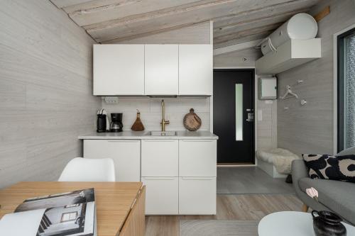 Koskisviitti 1 - Private & Cozy Lakeside Suite with Hot Tub in Laukaa