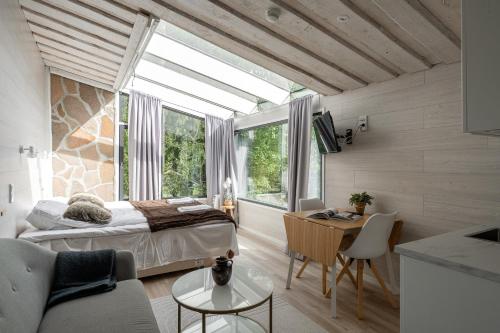 Koskisviitti 1 - Private & Cozy Lakeside Suite with Hot Tub in Laukaa