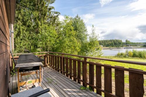 Koskisviitti 1 - Private & Cozy Lakeside Suite with Hot Tub in Laukaa