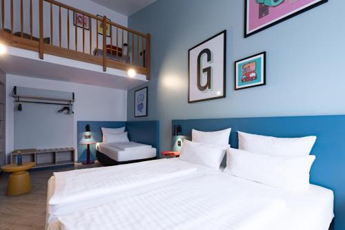3 twin beds