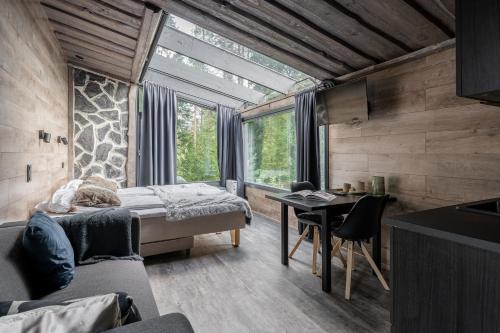 Koskisviitti 3 - Private Lakeside Suite with Terrace in Laukaa