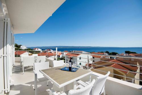 Two-Bedroom Apartment with Balcony and Sea View image 8