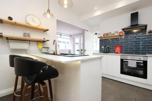 Spacious 3 Bedroom Home in Heart Of Pontypool With Parking - By EKLIVING LUXE Short Lets & Serviced  in Pontypool