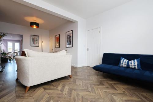 Spacious 3 Bedroom Home in Heart Of Pontypool With Parking - By EKLIVING LUXE Short Lets & Serviced  in Pontypool