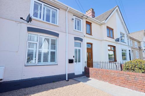 Spacious 3 Bedroom Home in Heart Of Pontypool With Parking - By EKLIVING LUXE Short Lets & Serviced  in Pontypool