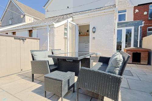 Kert, Spacious 3 Bedroom Home in Heart Of Pontypool With Parking - By EKLIVING LUXE Short Lets & Serviced  in Pontypool