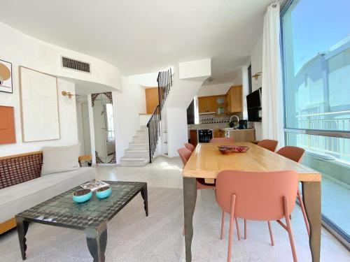 Sea View Duplex On Frishman Beach 2Bdr apt and BBQ - image 3