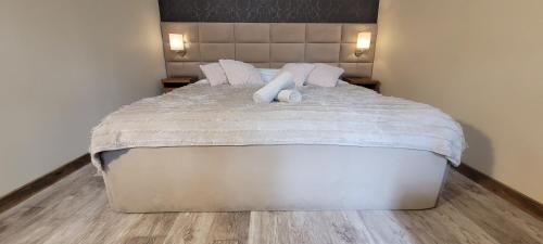 1 king bed, 1 twin bed