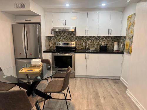 Bright & Cozy Two Bedrooms Basement Apartment, Ajax (foto 2)