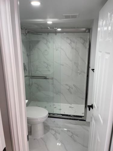 Bright & Cozy Two Bedrooms Basement Apartment, Ajax (foto 5)
