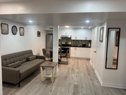 Bright & Cozy Two Bedrooms Basement Apartment, Ajax (foto 6)