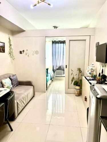 Rhon's Staycation, Manila