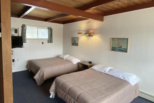 夏尔瓦 (MI) Villa De Moderne - adoba Inn Charlevoix 酒店 餐厅