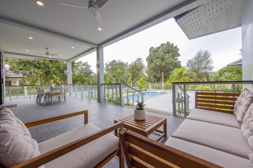 Balcony/terrace, ThaiLife Wellness and Meditation Resort in Haadson Beach
