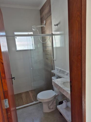 卫浴间, Casa com piscina e espaço churrasco Itanhaem (Casa com piscina e espaco churrasco Itanhaem) in 博皮兰加