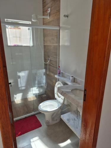 卫浴间, Casa com piscina e espaço churrasco Itanhaem (Casa com piscina e espaco churrasco Itanhaem) in 博皮兰加